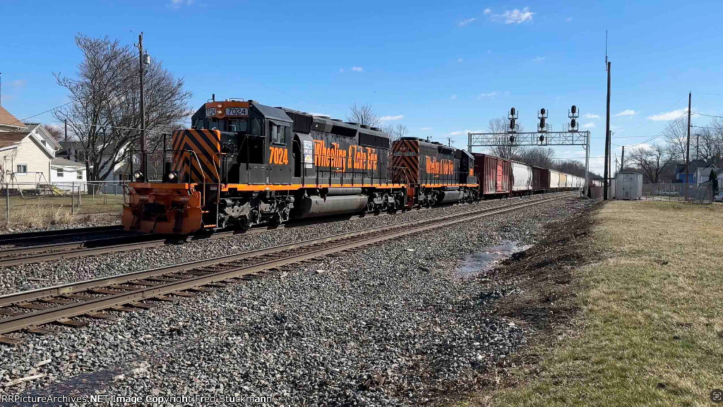 WE 7024 is coming into the yard.